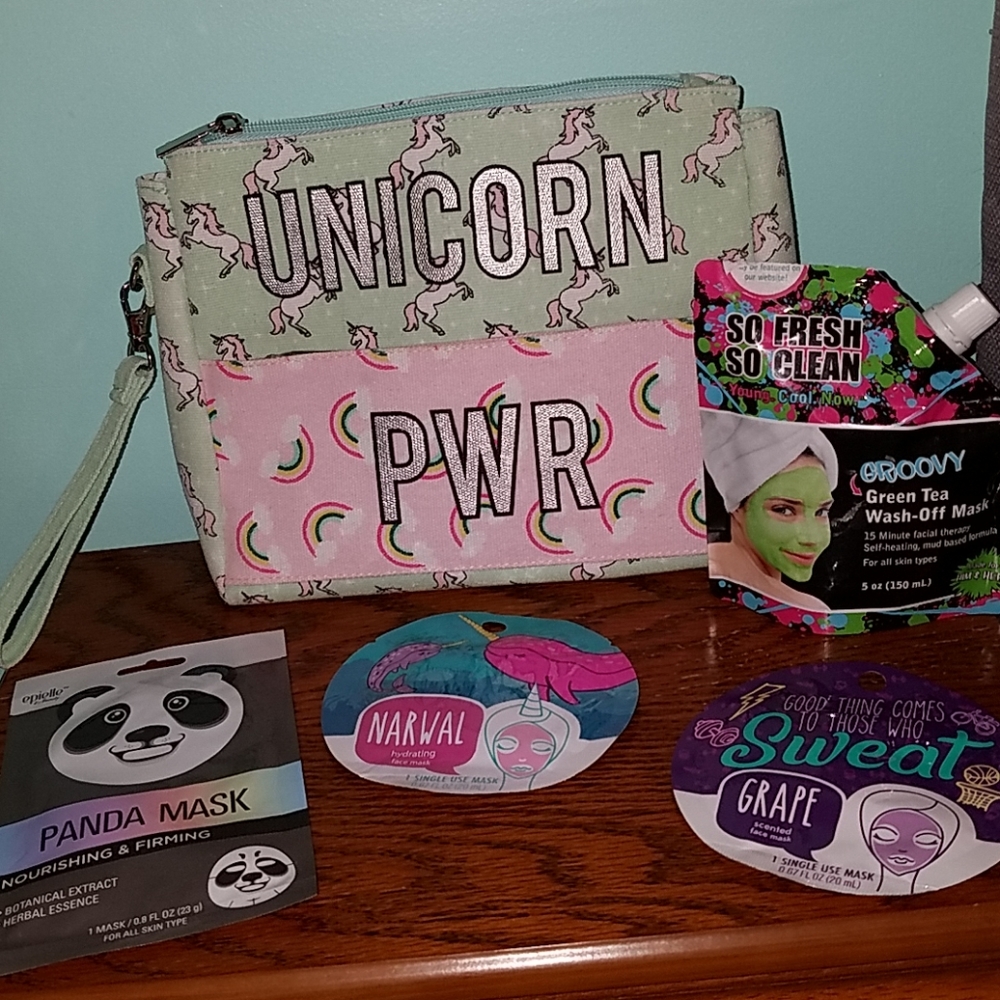 Like new makeup bag and face mask